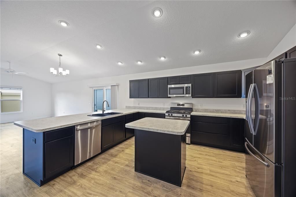 For Sale: $324,900 (2 beds, 2 baths, 1266 Square Feet)