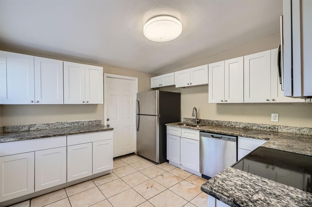 合同活跃: $235,000 (3 贝兹, 1 浴室, 1000 平方英尺)