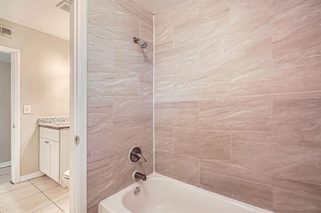 合同活跃: $235,000 (3 贝兹, 1 浴室, 1000 平方英尺)