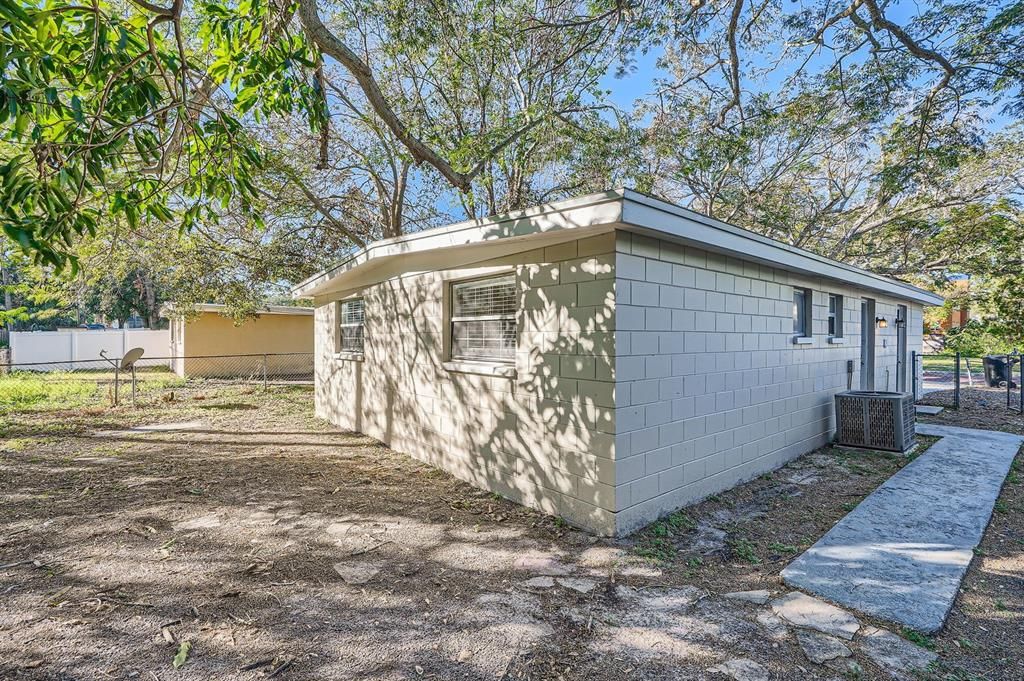 合同活跃: $235,000 (3 贝兹, 1 浴室, 1000 平方英尺)