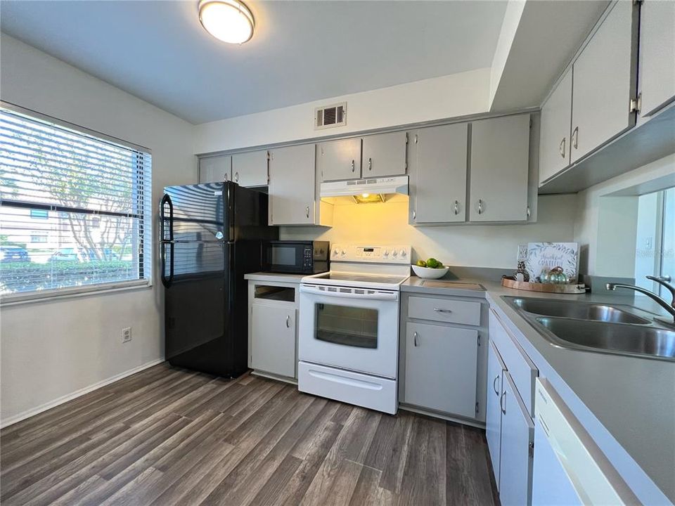 For Rent: $1,650 (2 beds, 2 baths, 914 Square Feet)