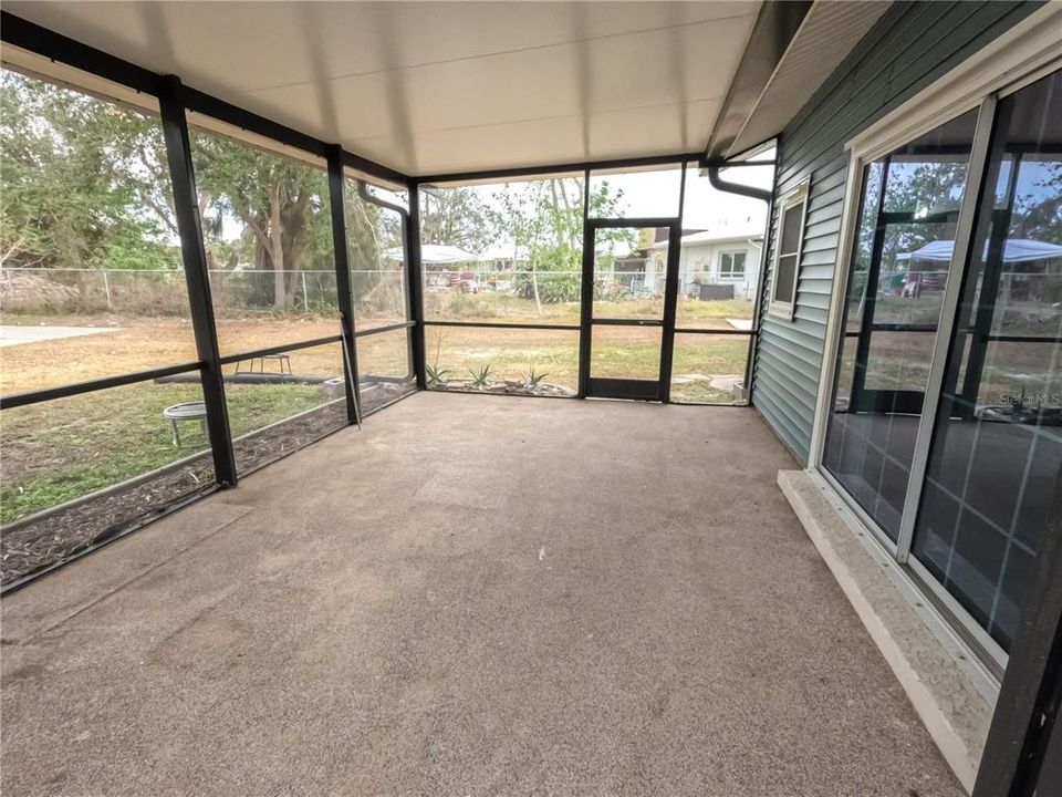 Additional sitting area off the pool cage