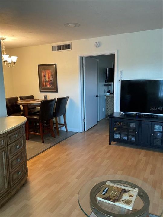 For Sale: $119,000 (1 beds, 1 baths, 610 Square Feet)