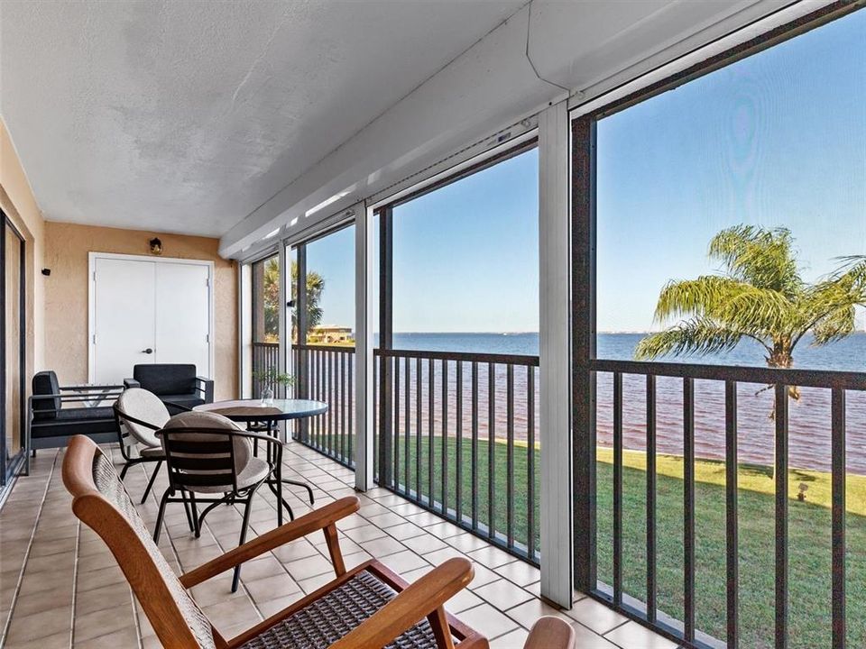 28-ft long screened lanai overlooking Harbor