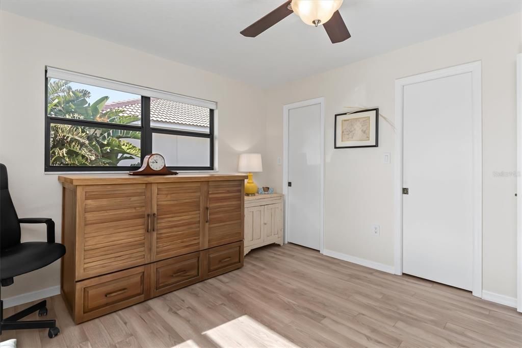 Cabinet Murphy Bed in Guest Room