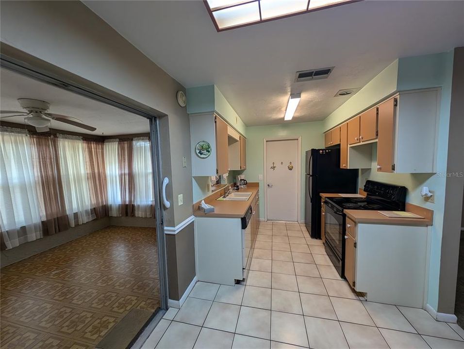 For Sale: $185,000 (2 beds, 1 baths, 1084 Square Feet)