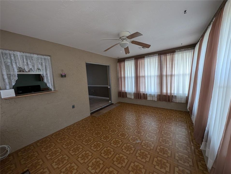 For Sale: $185,000 (2 beds, 1 baths, 1084 Square Feet)