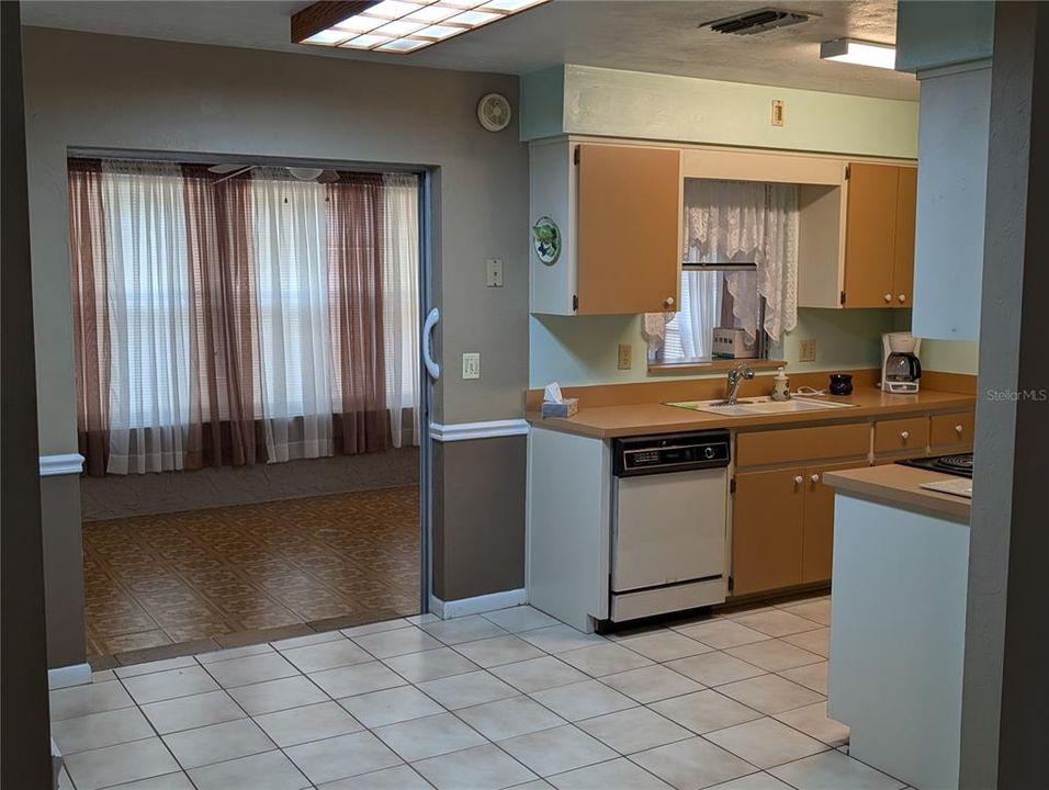 For Sale: $185,000 (2 beds, 1 baths, 1084 Square Feet)