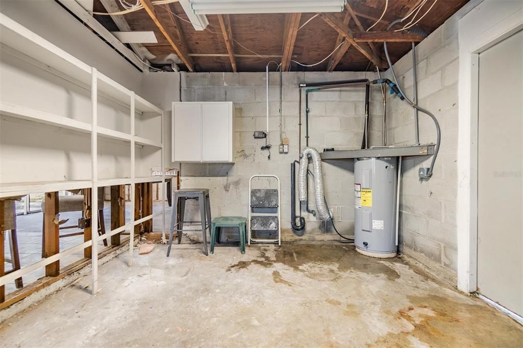 Garage with washer / dryer hookup and hotwater tank from 2022.