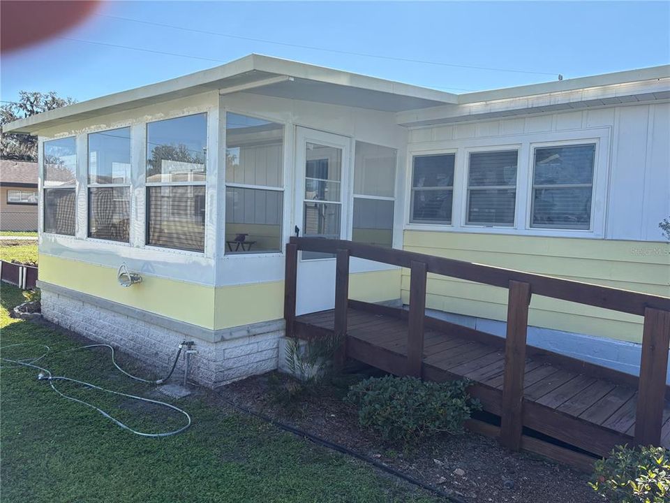 Active With Contract: $149,900 (2 beds, 2 baths, 1104 Square Feet)