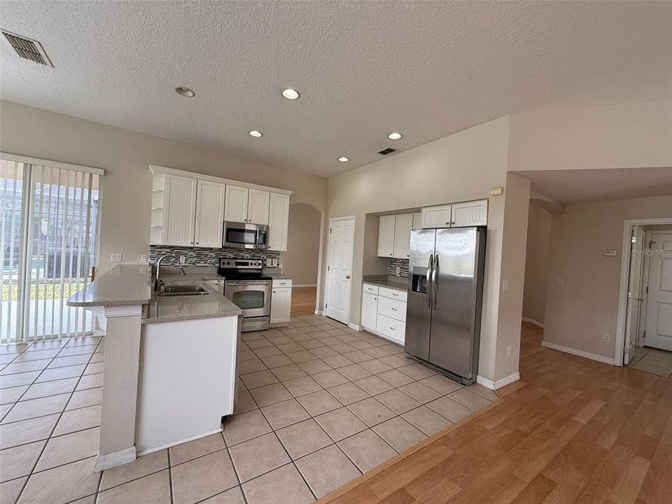 For Rent: $3,199 (4 beds, 2 baths, 2694 Square Feet)