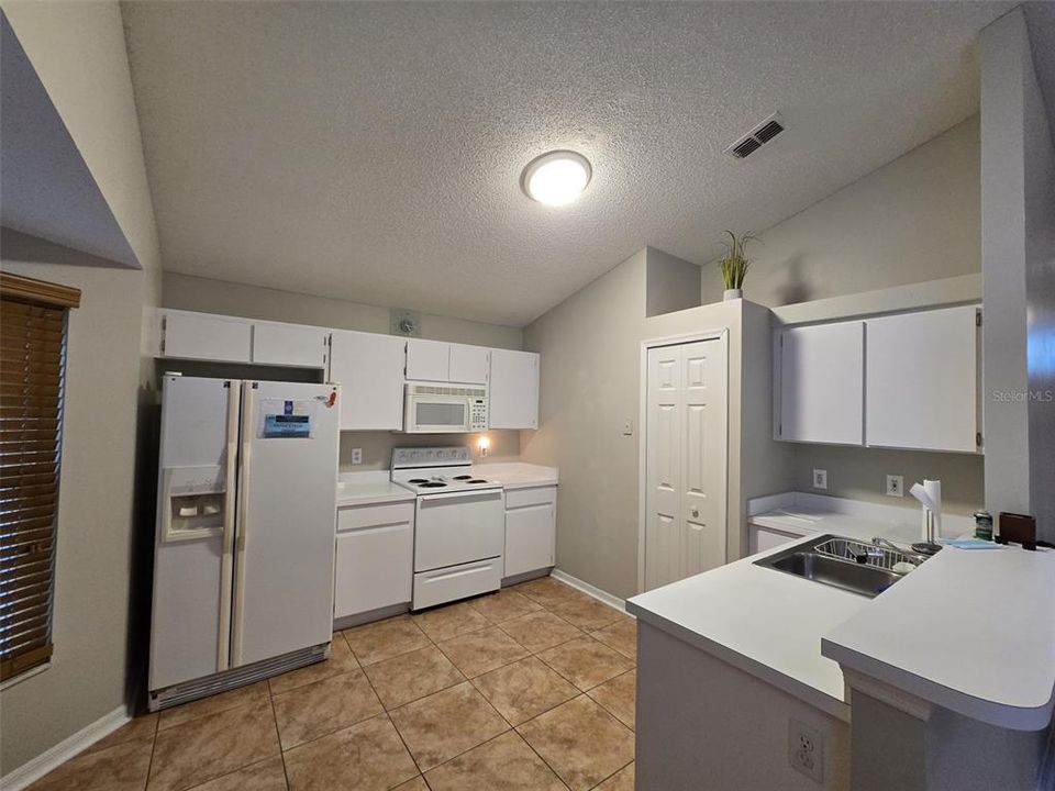 For Rent: $2,300 (3 beds, 2 baths, 1240 Square Feet)