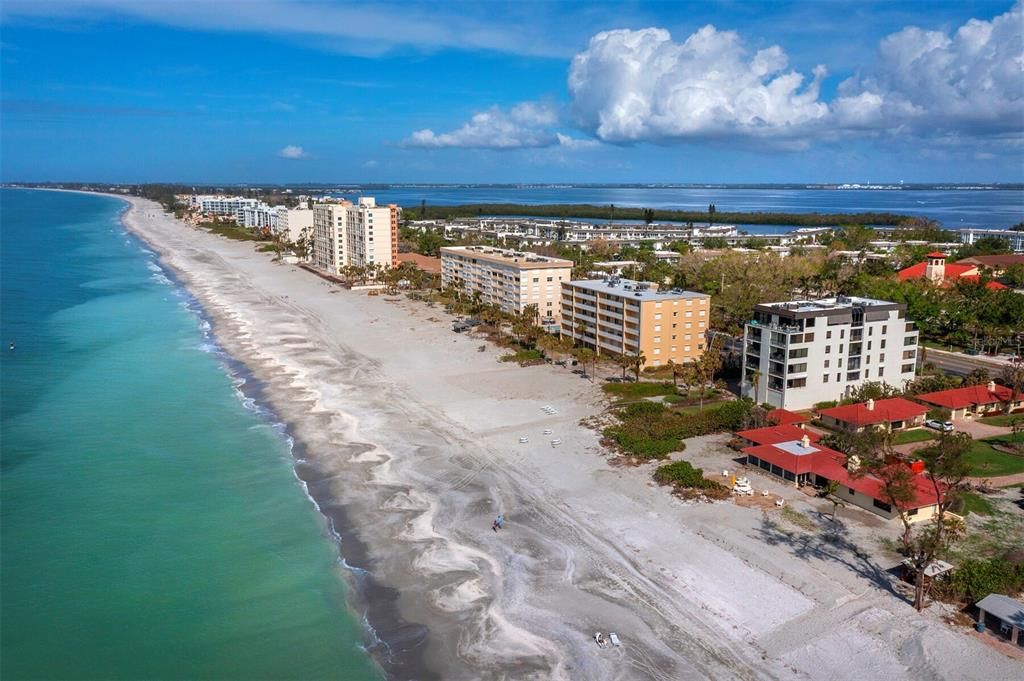 Although located on the Gulf side, you're just a short distance from Sarasota Bay on the other side of the island, offering easy access to both waters.