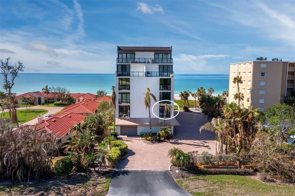 This second-floor residence features a unique layout that spans the full length of the building, offering views of the sunrise and sunset.