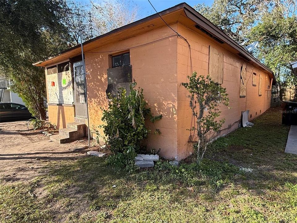 For Sale: $90,000 (3 beds, 1 baths, 864 Square Feet)