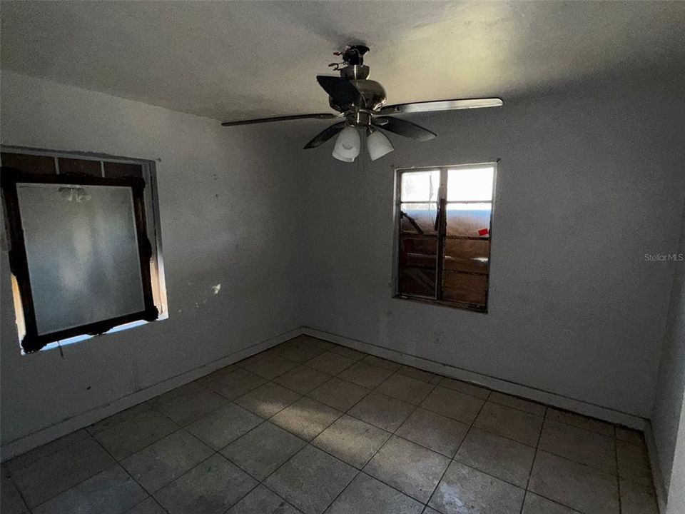 For Sale: $90,000 (3 beds, 1 baths, 864 Square Feet)