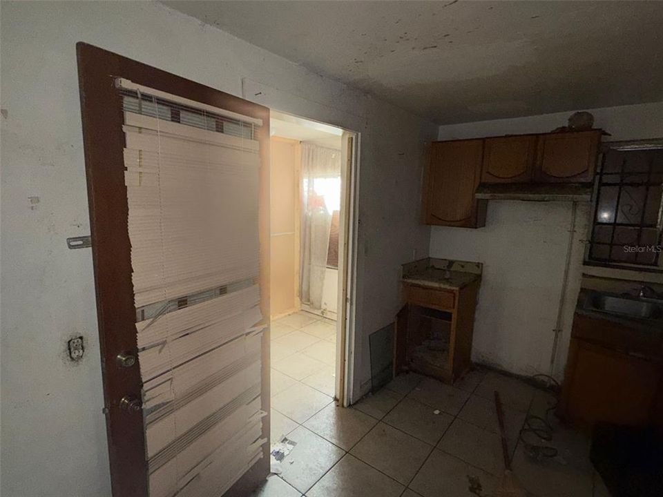 For Sale: $90,000 (3 beds, 1 baths, 864 Square Feet)