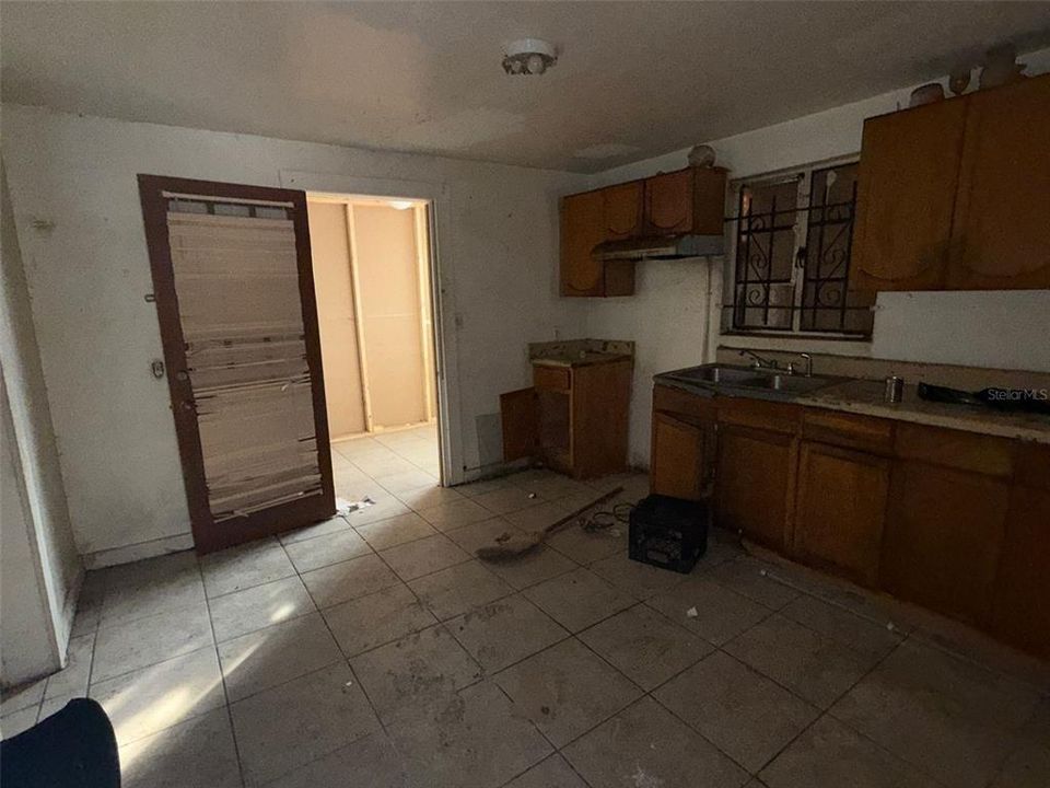 For Sale: $90,000 (3 beds, 1 baths, 864 Square Feet)