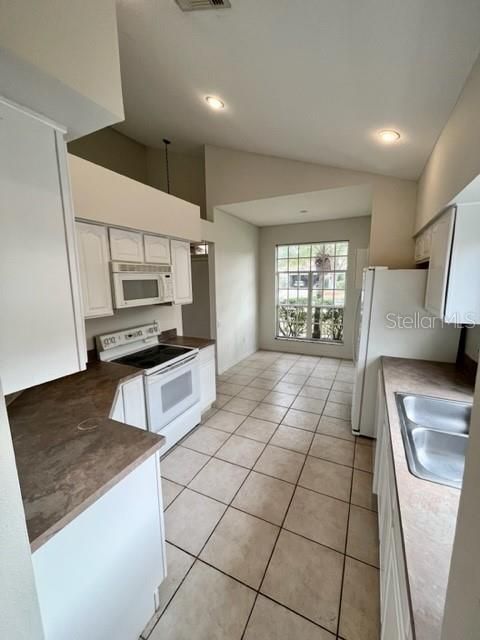 For Rent: $3,300 (3 beds, 2 baths, 1916 Square Feet)