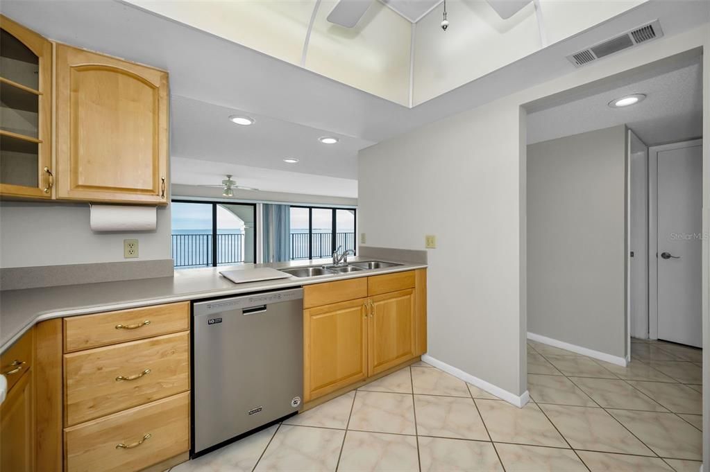 Active With Contract: $2,200 (2 beds, 2 baths, 1280 Square Feet)