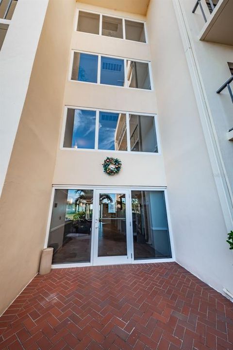 Active With Contract: $2,200 (2 beds, 2 baths, 1280 Square Feet)