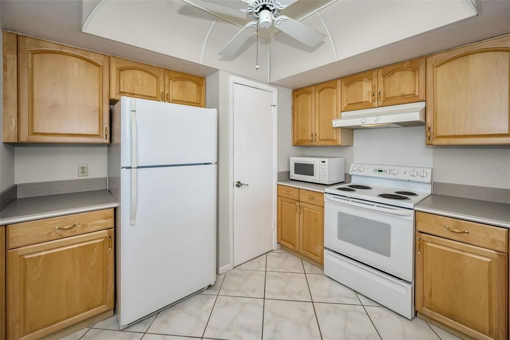 Active With Contract: $2,200 (2 beds, 2 baths, 1280 Square Feet)