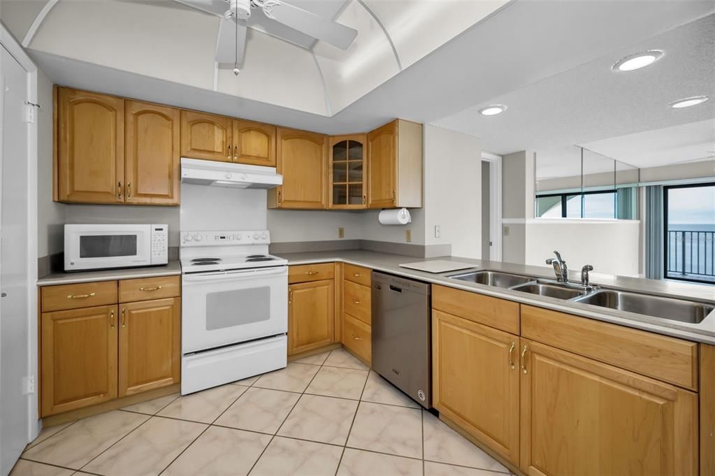 Active With Contract: $2,200 (2 beds, 2 baths, 1280 Square Feet)