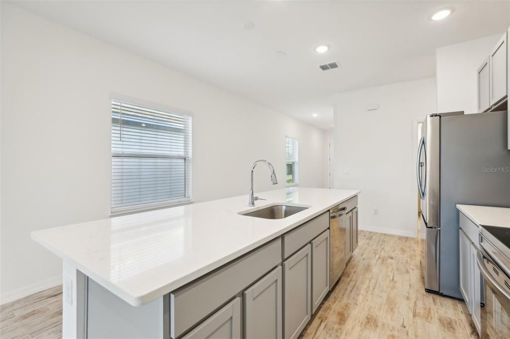 Kitchen-Breakfast Bar Pic