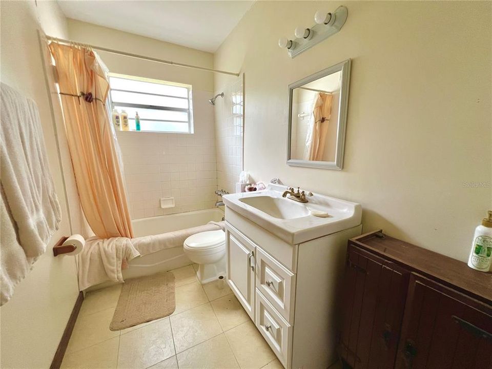 Bathroom w/ tub/shower combo