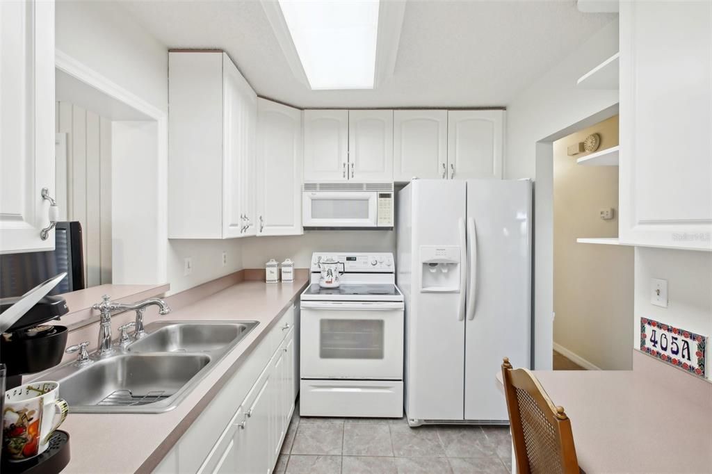 For Sale: $149,900 (2 beds, 2 baths, 984 Square Feet)