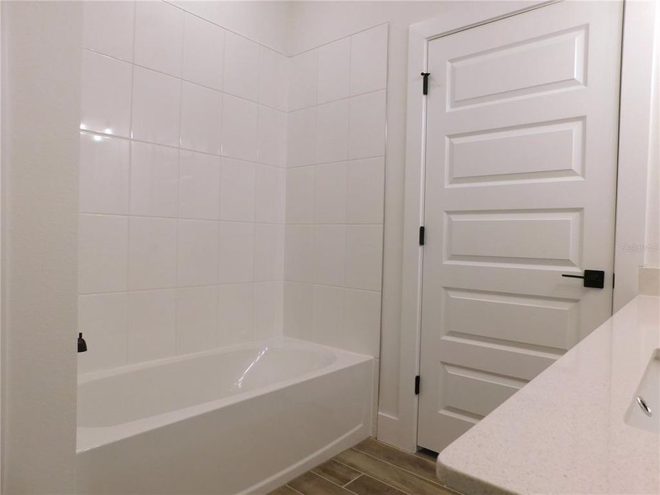 Main Bathroom with tub