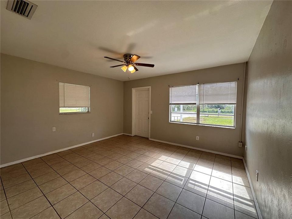 For Rent: $1,750 (3 beds, 1 baths, 988 Square Feet)