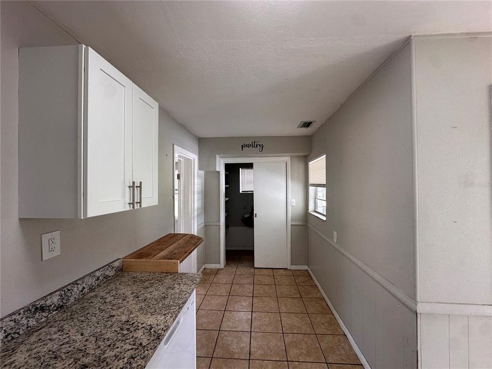 For Rent: $1,750 (3 beds, 1 baths, 988 Square Feet)