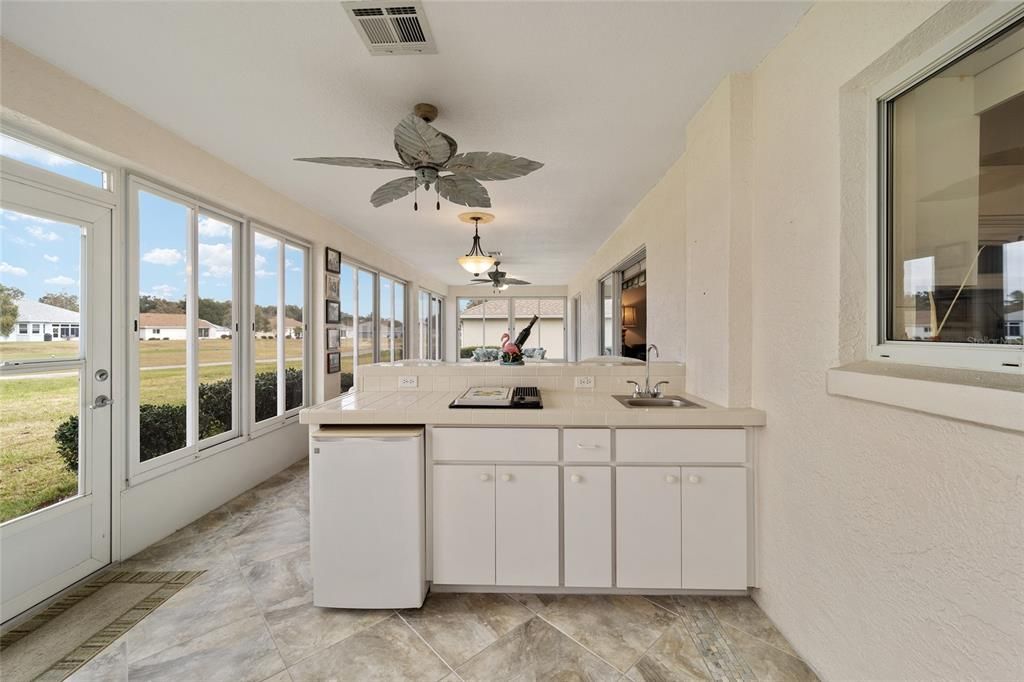 Lanai Bar with Grill and Sink