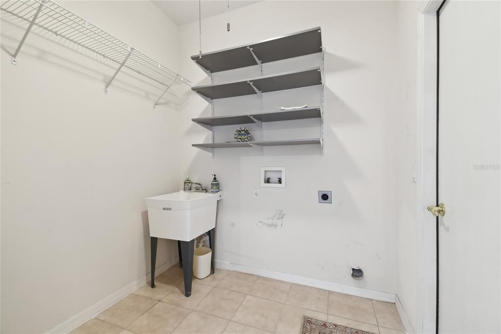 LAUNDRY ROOM W/UTILITY SINK