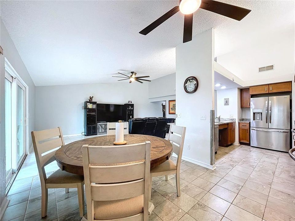 For Sale: $335,000 (2 beds, 2 baths, 1170 Square Feet)