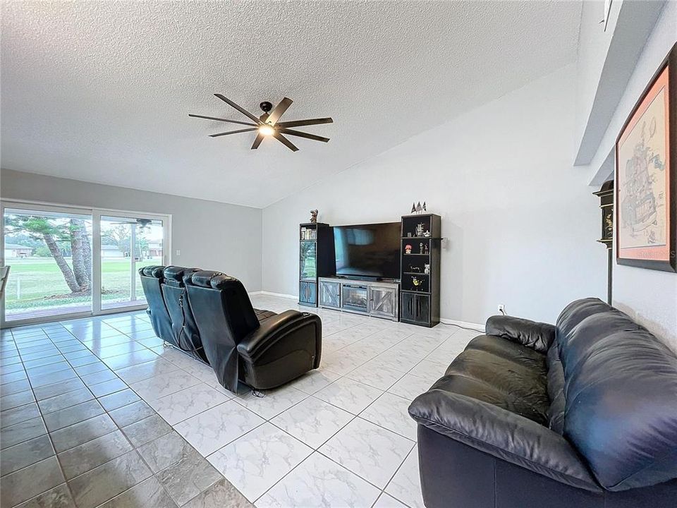 For Sale: $335,000 (2 beds, 2 baths, 1170 Square Feet)