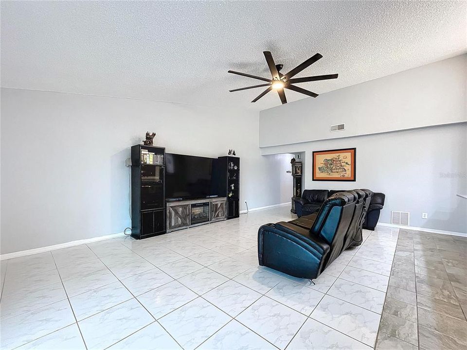 For Sale: $335,000 (2 beds, 2 baths, 1170 Square Feet)