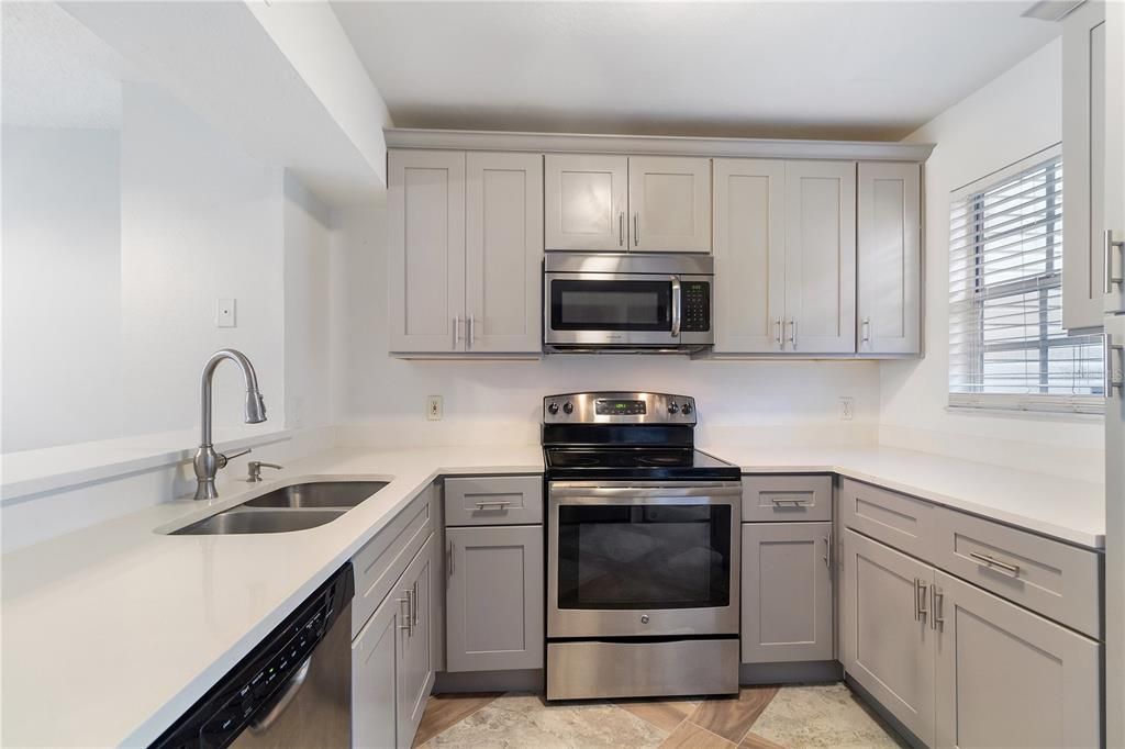 Active With Contract: $219,900 (2 beds, 2 baths, 1200 Square Feet)