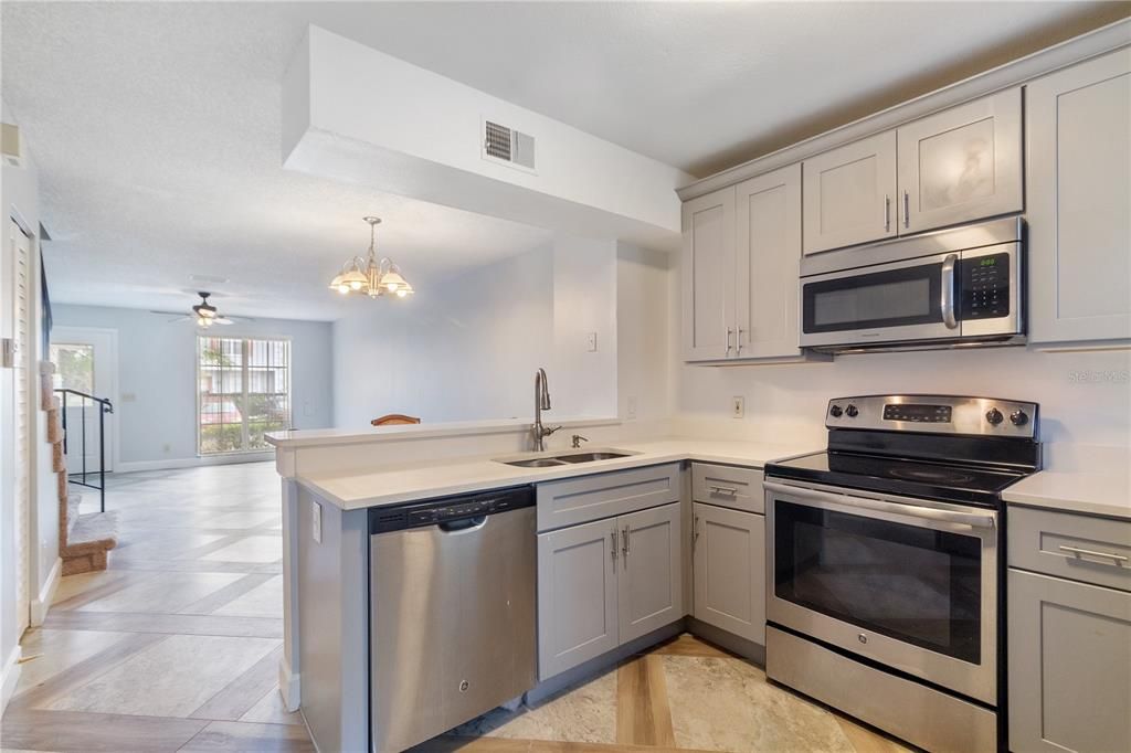 Active With Contract: $219,900 (2 beds, 2 baths, 1200 Square Feet)