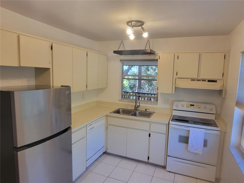 For Rent: $2,600 (2 beds, 2 baths, 1025 Square Feet)