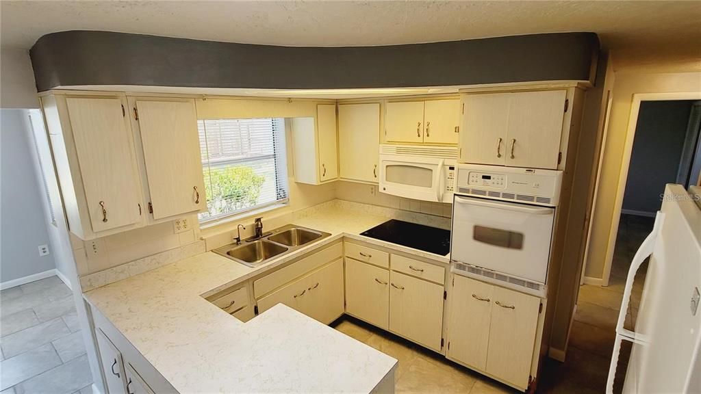 For Rent: $1,700 (2 beds, 1 baths, 1074 Square Feet)