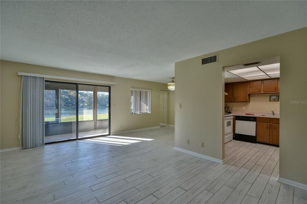 Active With Contract: $102,500 (1 beds, 1 baths, 822 Square Feet)