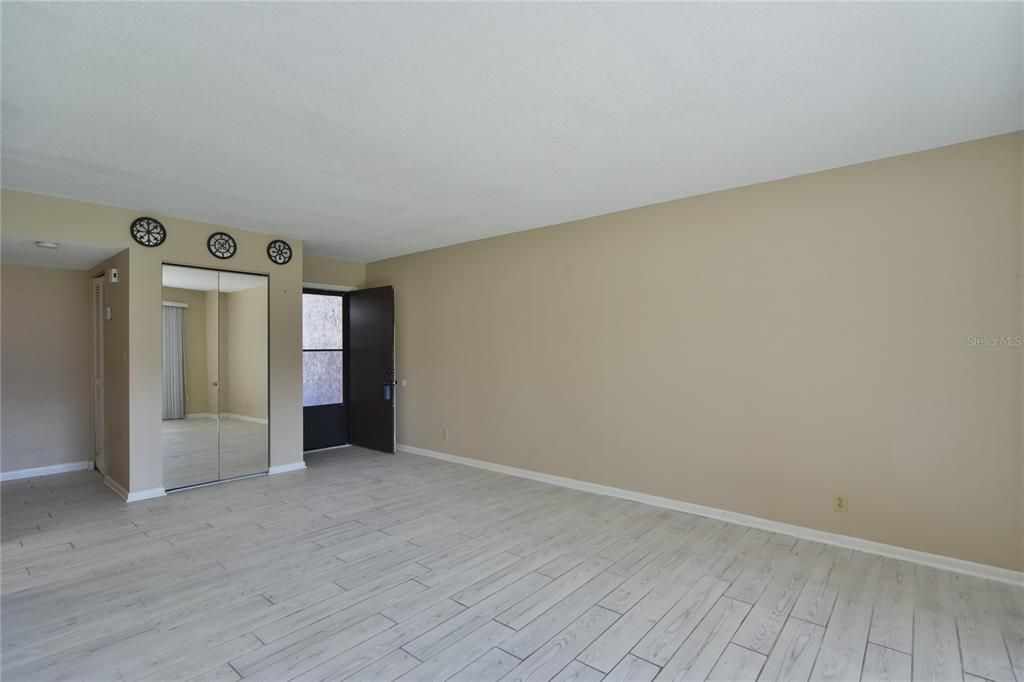 Active With Contract: $102,500 (1 beds, 1 baths, 822 Square Feet)