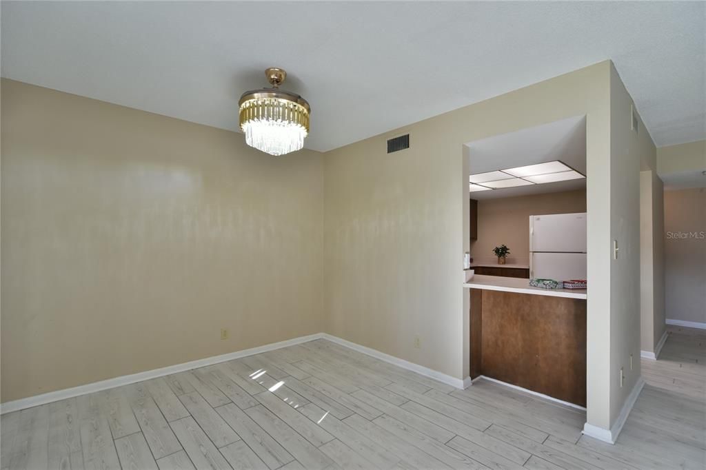 Active With Contract: $102,500 (1 beds, 1 baths, 822 Square Feet)