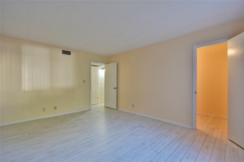 Active With Contract: $102,500 (1 beds, 1 baths, 822 Square Feet)