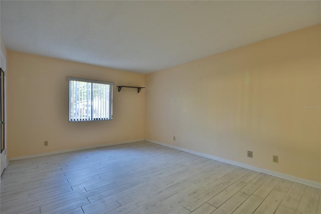 Active With Contract: $102,500 (1 beds, 1 baths, 822 Square Feet)