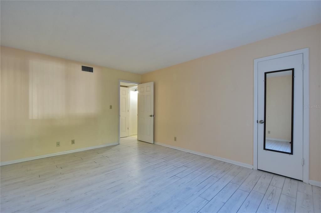 Active With Contract: $102,500 (1 beds, 1 baths, 822 Square Feet)