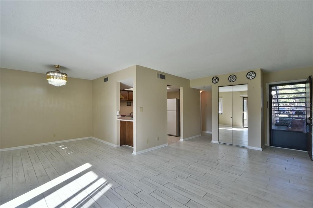 Active With Contract: $102,500 (1 beds, 1 baths, 822 Square Feet)