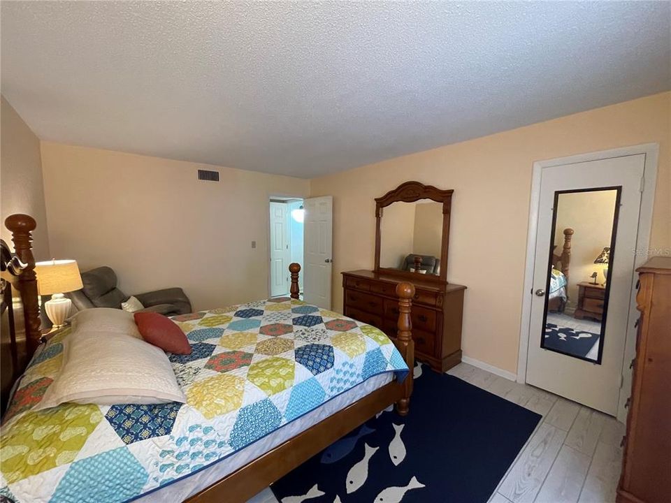 Active With Contract: $102,500 (1 beds, 1 baths, 822 Square Feet)